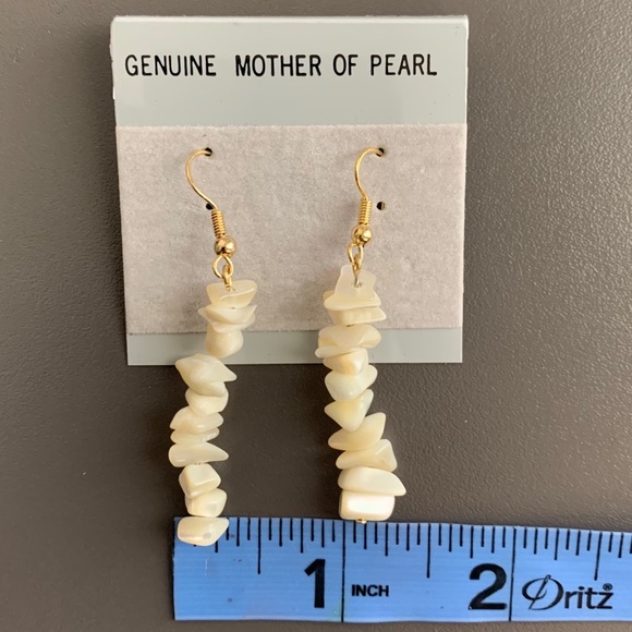 3/$10 🔆 Mother of Pearl Earrings - Picture 4 of 6
